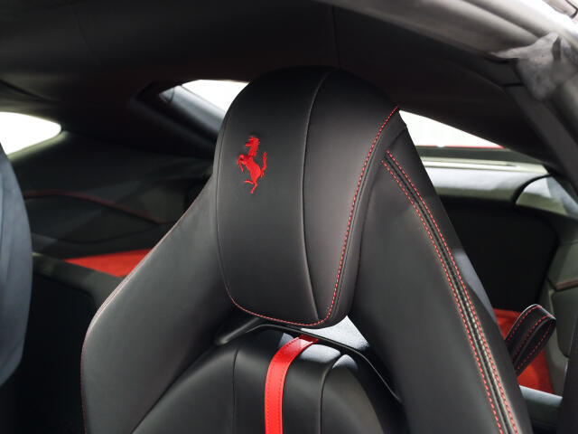 シートの跳馬刺繍がFerrariらしい細部へのこだわりを感じさせます。