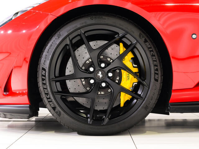 組み合わされる7速DCTはスムーズかつ鋭いシフトチェンジを実現し、街中からサーキット走行まであらゆる場面でダイナミックな走りを楽しめます。