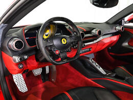 Ferrari 812 Superfastは、自然吸気V12エンジンのパフォーマンスと、美しく洗練されたデザインが融合したフロントエンジンGTモデルです。