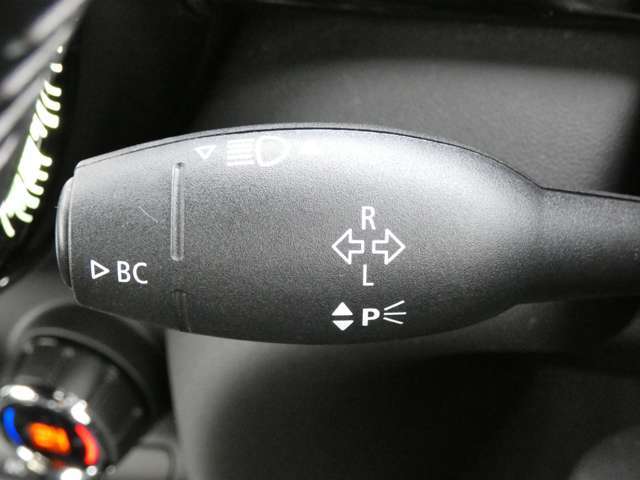 ウィンカーレバーとワイパーレバーが国産車とは左右逆になります！