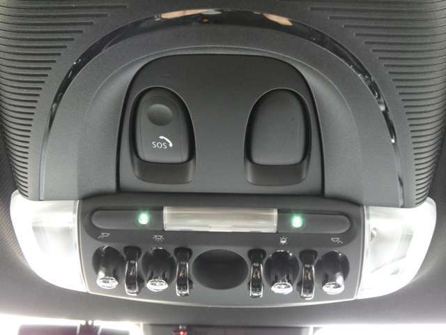 ルームランプ付近には、SOSボタンがあり、事故などの緊急時に押すとコールセンターへと繋がります！