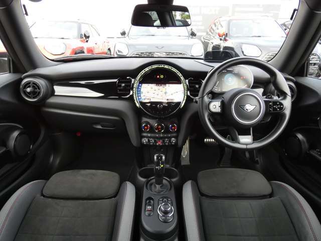 インパネ周りは、MINIの昔ながらのデザインを踏襲しています！