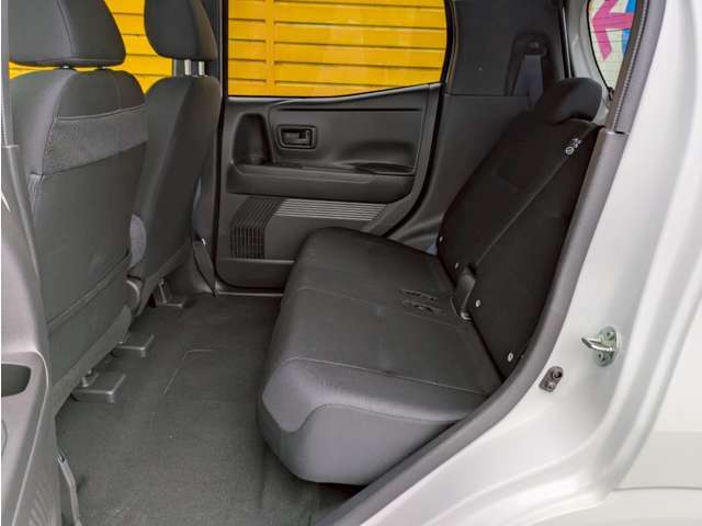 リアシートも足元広々！大人もゆったり座れます。車内は徹底クリーニング済み！022-288-4190♪sankyo10＠net.email.ne.jp♪