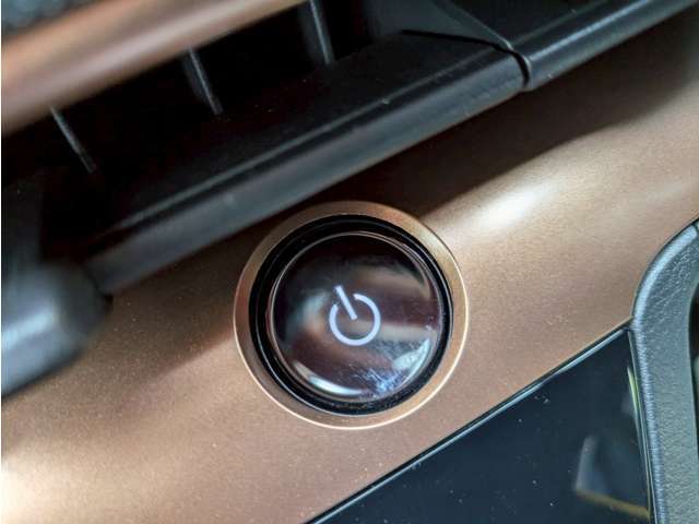 プッシュスタートによるエンジンスタート機能搭載車になります！鍵をいちいち差し込む手間が省けて非常に便利です！お問い合わせは022-288-4190♪sankyo10＠net.email.ne.jp♪