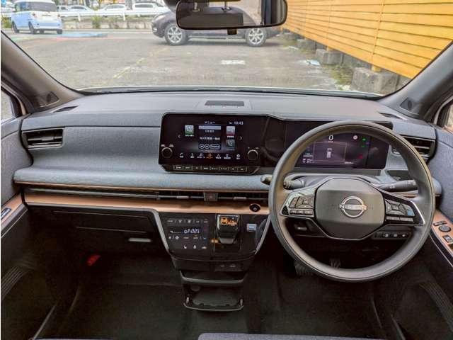 手の届きやすく分かりやすい場所に操作が出来るスイッチがあるので運転の妨げにならないですね！ストレスフリーなドライブをお楽しみ下さい♪