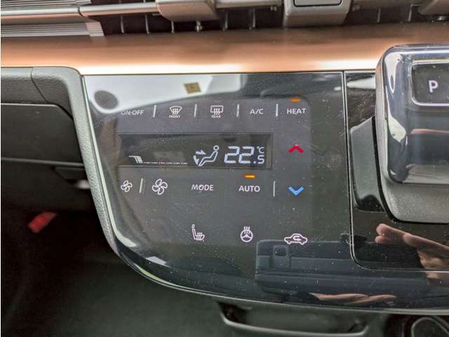 オートエアコン装備☆オートエアコンは設定温度を合わせるだけで自動で快適な空間にしてくれます。日差しの強い日も雨の日も室内は年中快適ですね！