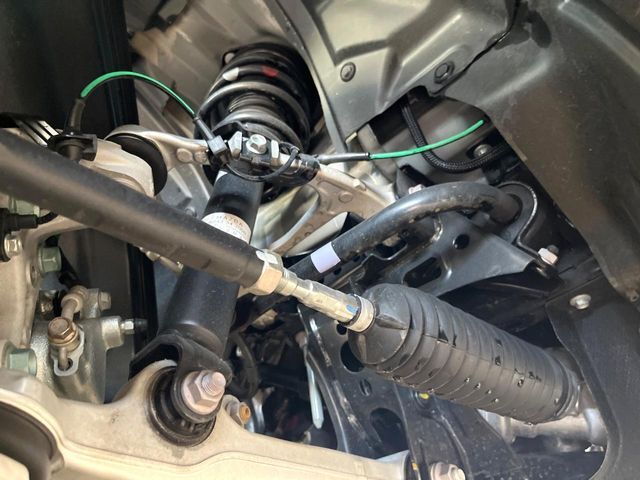 お車を安心してお乗りいただく為には、足回りの定期点検が欠かせません。サービスサポート（有償保証）では無料点検もご提供しており、安心のカーライフをお過ごしいただけるサポート体制が整っています。