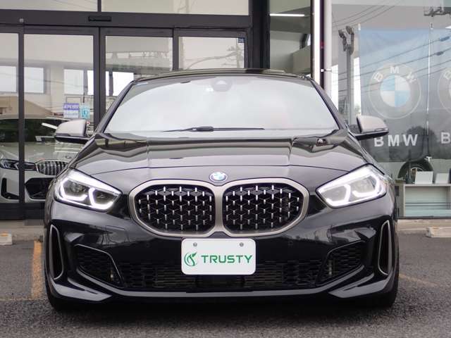 BMW在庫保有台数常時100台以上！ご来店の際はBMW本店（厚木市下荻野140-1）にご来店ください！弊社自慢の全天候型ショールーム！BMW在庫保有台数常時100台以上ございます！