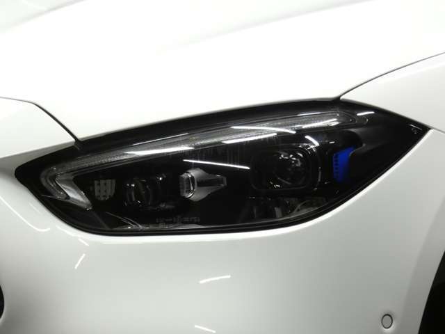 LEDデジタルヘッドライトを採用！状況に応じて光軸を自動的に切り替える事で、視認性を高めるアダプティブハイビームアシストも搭載しております！TEL：047-307-9933