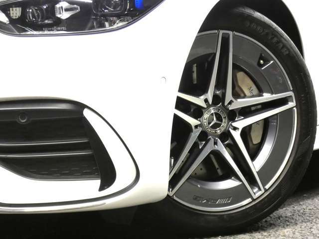 足元には洗練されたデザインのAMG19インチ5スポークアルミホイールを装備しています！メルセデスベンツ特有の安心・安定感のあるブレーキシステムも好評です！TEL：047-307-9933