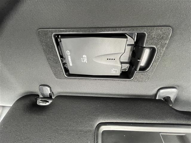 【ETC】有料道路を利用する際に料金所で停止することなく通過できる、ETC車載器（ノンストップ自動料金収受システム機器）が装備されています。セットアップを行うことで利用可能になります。