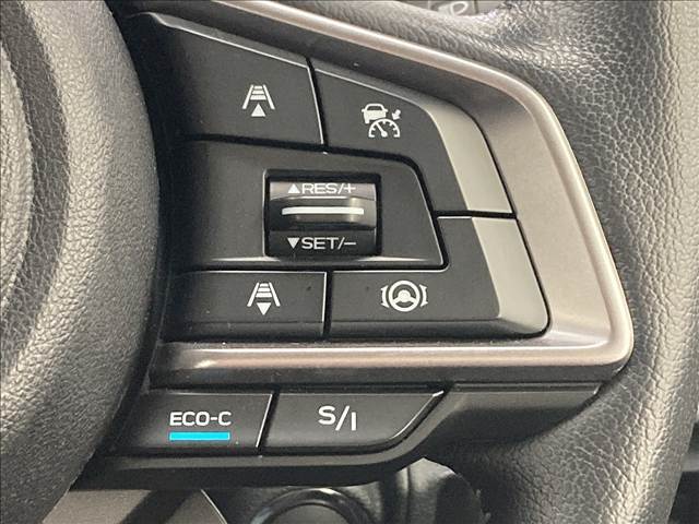 【アダプティブクルーズコントロール】高速走行時に前方のお車を追従してくれるので、長距離ドライブの疲労は大きく軽減されます。
