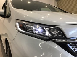 【LEDヘッドライト】大光量で夜道や雨の日の安心感を高めるLEDヘッドライト。周囲の明るさに応じて自動点灯・消灯/ライトの消し忘れも防げるオートライトコントロール付！