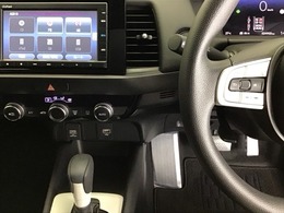 ホンダ純正メモリーナビ搭載なので、遠方へのドライブもお任せ下さい！ステアリング左手側にオーディオ関連のコントロールスイッチを配置しています。操作時は視線を逸らすことなく運転に集中できます