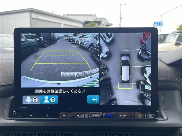 【マルチビューカメラシステム】まるでクルマを真上から見下ろしたかのような視点で駐車をサポートします！クルマの斜め後ろや真横など、前後左右の4つのカメラの映像が合成されて、モニターに映し出されます。