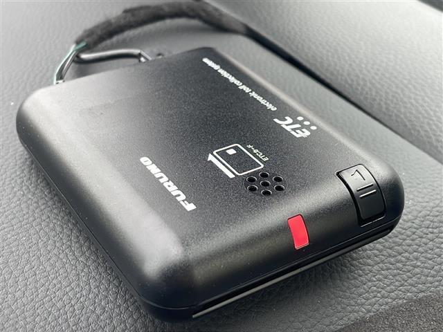 【ETC】有料道路を利用する際に料金所で停止することなく通過できる、ETC車載器（ノンストップ自動料金収受システム機器）が装備されています。セットアップを行うことで利用可能になります。