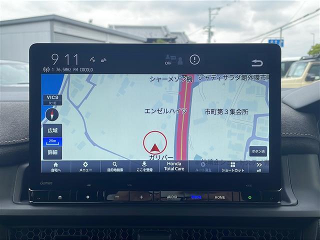 【Honda純正ナビゲーション（Honda CONNECT対応）】通信により地図が自動で更新され、車内Wi-Fiでスマホやタブレット、ゲーム機なども楽しめます。