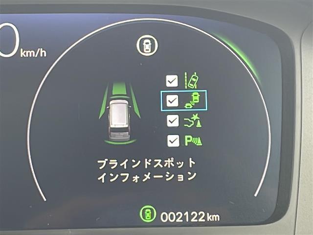 【ブラインドスポットインフォメーション】走行中、斜め後ろに他のクルマを検知すると、その方向のドアミラー鏡面上にマークを表示しお知らせします！危険をいち早く知ることができます。