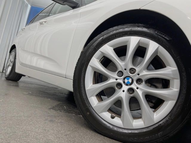 ●純正17インチアルミホイール：輸入車ならではの卓越した走りを支えるホイールと足回りです！日本車の走りに慣れている方にもぜひ体感して頂きたいほど、高いレベルでまとまっています！