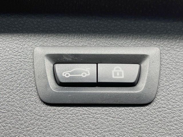 ●電動リアゲート：ワンタッチでリアゲートの開閉ができ、荷物などで両手が塞がっている状態でも簡単に開閉ができる便利機能です。