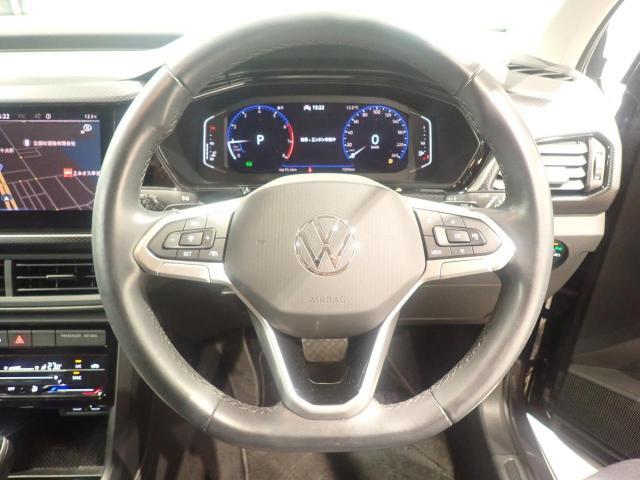 マルチファンクションステアリング、手に馴染むレザーハンドルだから、路面からのインフォメーションを的確にキャッチ！