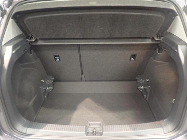 荷室は荷物を隠せるトノカバー付！充分な荷室の広さです！
