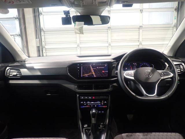 しっかりまとまった感のあるインパネ。各操作スイッチなども使いやすい位置に配置されていますよ。