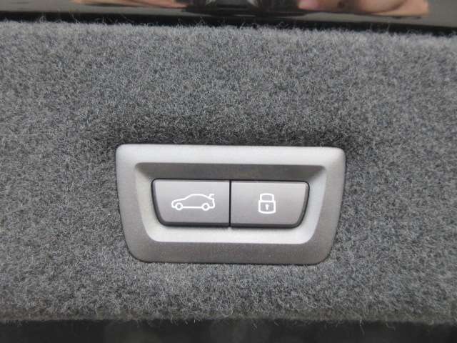 電動リアゲート装備です。バンパー下でのキックスイッチも装備されております。