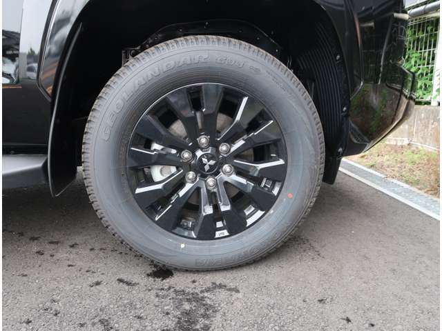 純正アルミホイール　タイヤサイズは265/60R18インチ　ブラック色