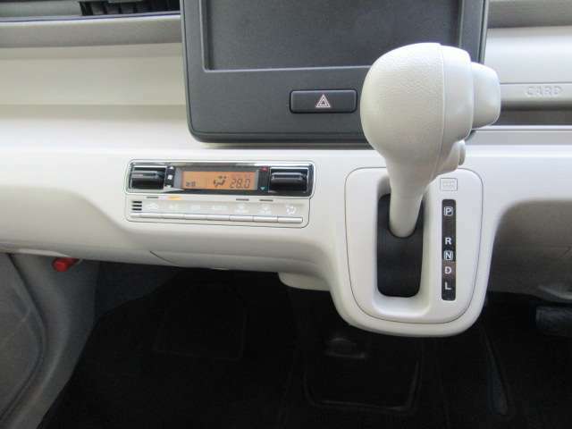 車内の空調はコレにお任せ！温度設定とスイッチ1つで年中設定温度に保つ便利なオートエアコンも装備されています！