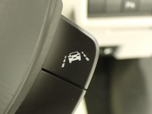 「車線逸脱抑制機能」を搭載しています。車線をはみ出しそうになると、ドライバーにステアリング操作を促し、車両を車線の内側に戻すよう支援します。