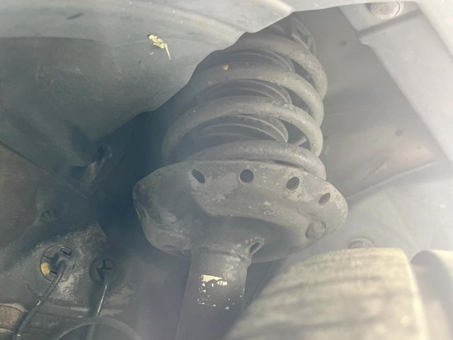 お車を安心してお乗りいただく為には、足回りの定期点検が欠かせません。サービスサポート（有償保証）では無料点検もご提供しており、安心のカーライフをお過ごしいただけるサポート体制が整っています。