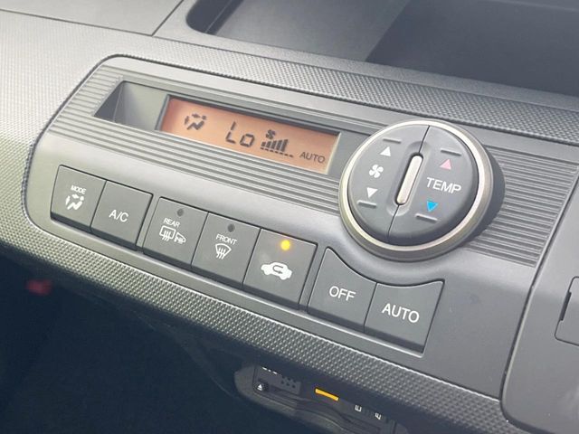 【オートエアコン】一度お好みの温度に設定すれば、車内の温度を検知し風量や温度を自動で調整。暑い…寒い…と何度もスイッチ操作をする必要はありません。快適な車内空間には必須の機能ですね♪
