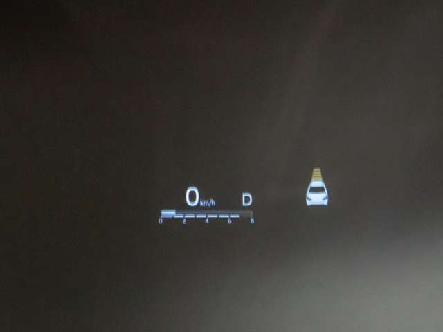 ヘッドアップ・ディスプレイ（HUD）現在のスピードや、前方の車線情報など、運転に必要な情報を、目の前のウインドウガラスに表示する機能です。これにより、目線の移動が少なく済み、安全です。