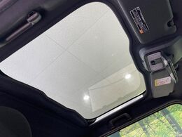 【ガラスルーフ】ガラスルーフ搭載で車内の解放感が一気にアップ！開放的なドライブをお楽しみいただけます。