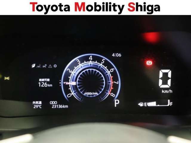 メ-タ-は明るく見やすいデジタルメ-タ-を採用しています！ダッシュボ-ド中央に配置されていますので視認性にも優れています。