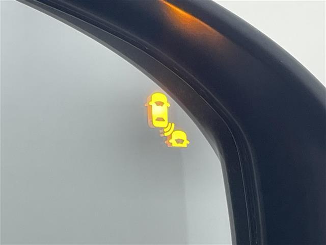 【BSM（ブラインドスポットモニター）】隣車線上の側方および後方から接近する車両を検知すると、検知した側のドアミラーが点灯。その状態でウインカーを出すと、インジケーターの点滅と警報音で警告します。