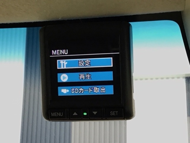 純正ドライブレコーダーがフロントに付いております！万が一の時や楽しいドライブシーンの記録・再生が可能です！