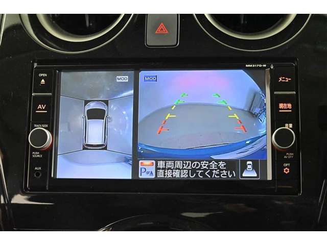 パノラミックビューモニター付きです。車両を上から見たような映像をディスプレイオーディオ画面に表示。運転席からの目視だけでは見にくい、車両周辺の状況をリアルタイムでしっかり確認できます。