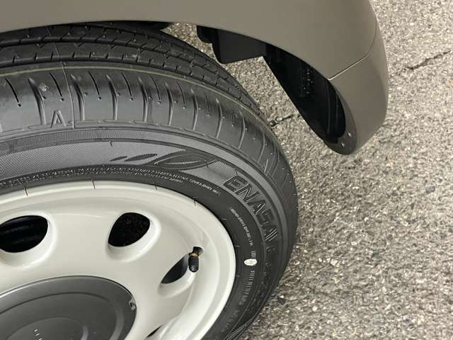 純正ホイールを装着しております。車両に関してのご質問は、スタッフまでお気軽にお問合せ下さい！TEL：0439-88-6662
