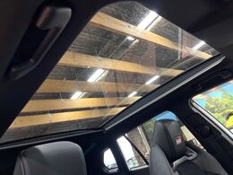 【パノラマルーフ】大型のガラスルーフ搭載で車内の解放感が一気にアップ！開放的なドライブをお楽しみいただけます。