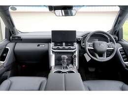 内装はブラックレザーの落ち着いた雰囲気。12.3インチディスプレイオーディオ、JBLプレミアムサウンド＆リヤシートエンターテインメントシステムを搭載。