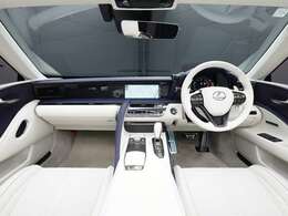 ★1オーナー＆禁煙車両★ホワイトインテリア♪室内の匂いや汚れも御座いません♪今回のお車、状態の良さには、自信が御座います♪ご納車時には高温スチームを利用し、徹底的にクリーニング致します！