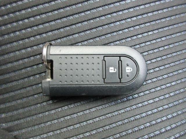スマートキー付きでカギはバックやポケットに入れたままでも、ドアの開閉・エンジンスタートが出来ます。
