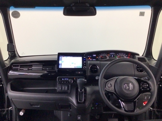 【前方視界】開放的な前方視界！運転がしやすく疲れにくいです♪窓が大きく、見通しがとっても良いおクルマですよ♪
