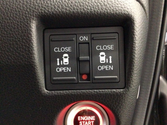 【両側パワースライドドア】両側がパワースライドドアになっており、運転席のスイッチやスマートキーでも開閉が可能です！開口部も広いので乗り降りも楽々♪