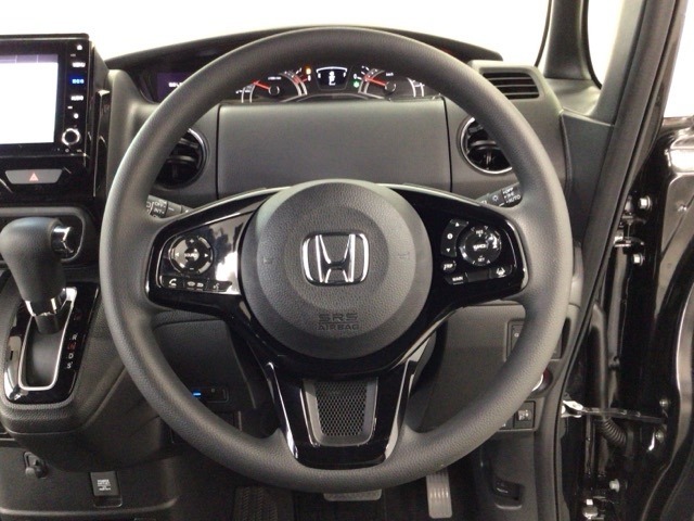 【ハンドル】運転にかかわる様々な操作を安全に行えるように視点移動が少なく操作性に配慮されたスイッチ類が凝縮されたコックピットです。