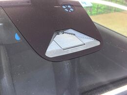 【ホンダセンシング】走行中に前方の車両等を認識し、衝突しそうな時は警報とブレーキで衝突回避と被害軽減をアシスト。より安全にドライブをお楽しみいただけます。