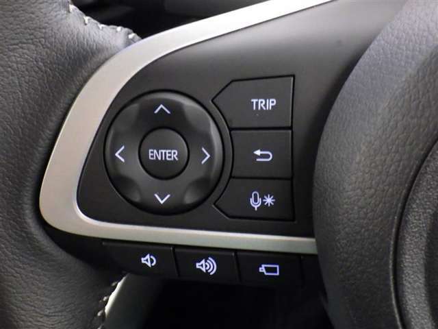 ステアリングスイッチ装備！運転しながら手元でオーディオの操作などができます。