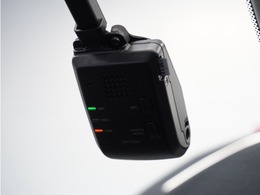 ◆ドライブレコーダー◆映像・音声などを記録する自動車用の装置です。　もしもの事故の際の記録はもちろん、旅行の際の思い出としてドライブの映像を楽しむことができます。